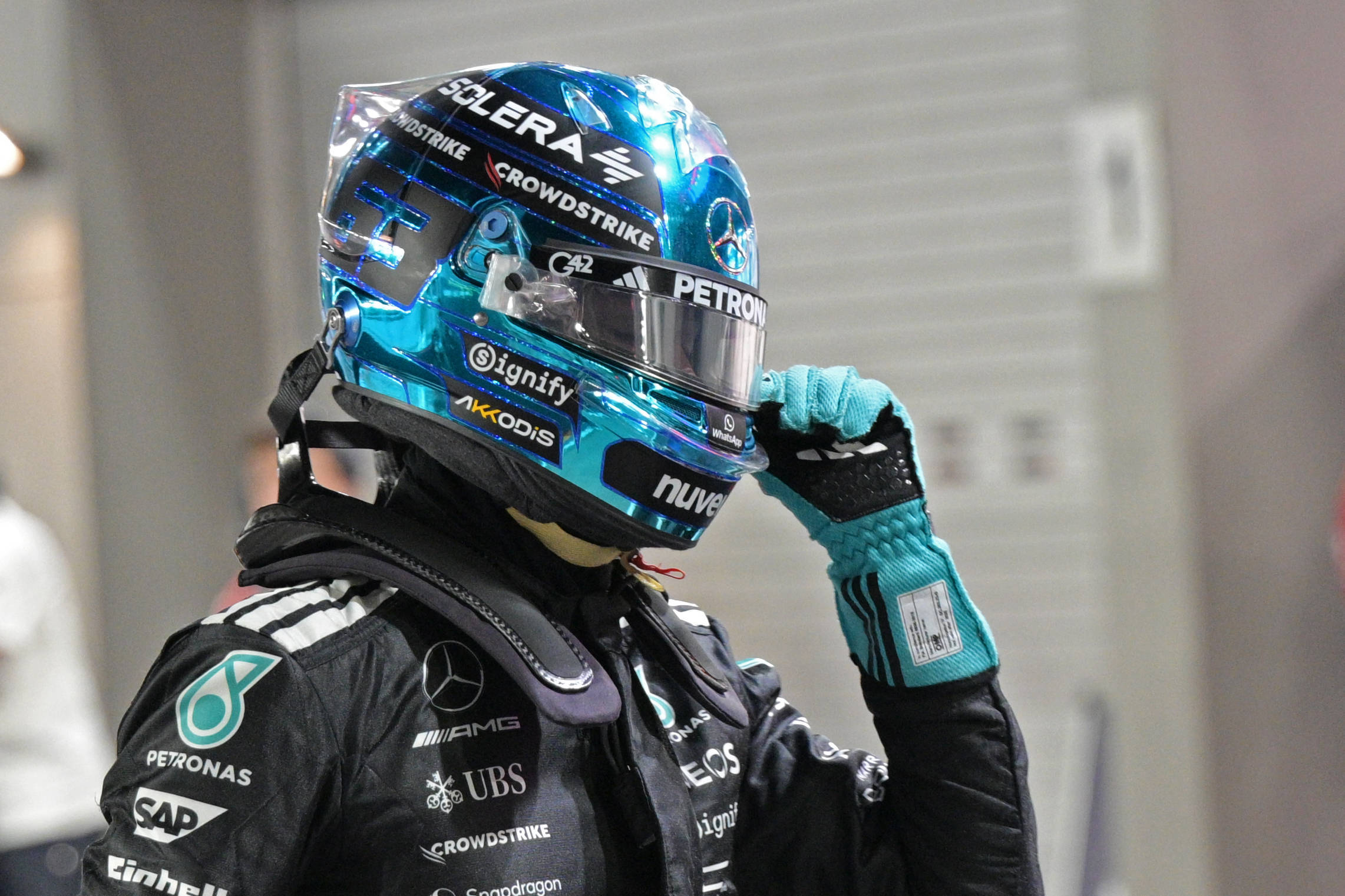 红牛车队鏖战梅赛德斯，拉塞尔关键制胜